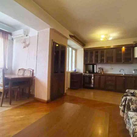 3 Room Apartment In Small Center Of Ereván Exterior foto